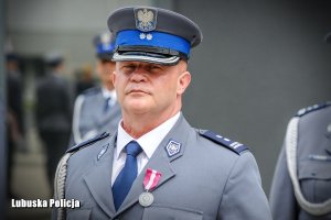 policjant z medalem