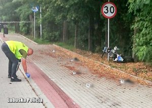 Policjant pracujący na miejscu wypadku drogowego