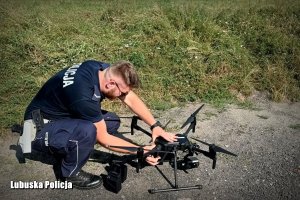 policjant ustawia drona