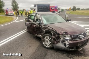 Osobowe audi rozbite na skrzyżowaniu