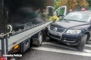 Samochody na drodze po zdarzeniu drogowym