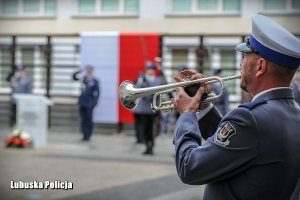 Policjant grający na trąbce