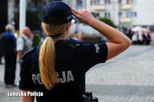 Policjantka salutująca