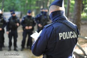 Policjanci oddziałów prewencji podczas poszukiwań mężczyzny w lesie.