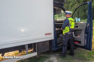 policjant prowadzi oględziny ciężarówki