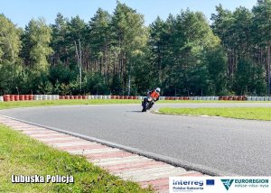 motocyklista jedzie na torze