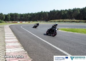 motocykliści jadą na torze