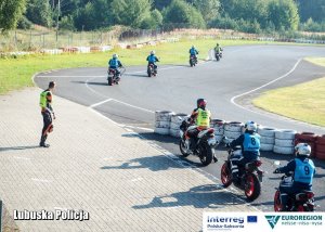 motocykliści na torze