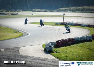 motocykliści na torze