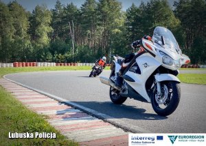 motocykliści na torze