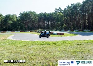 motocyklista jedzie na torze
