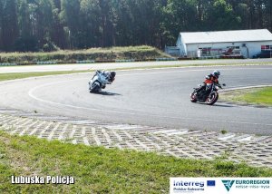 motocykliści na torze