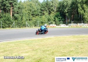 motocyklista jedzie na torze