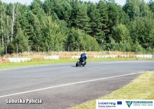 motocyklista jedzie na torze