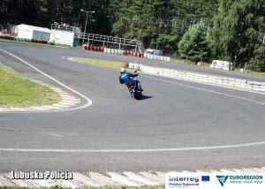 motocyklista jedzie na torze