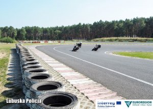 motocykliści na torze