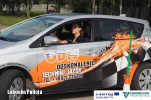 Policjantka w specjalistycznym samochodzie do kontroli poślizgów na torze doskonali technikę jazdy