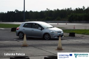 Policjantka w specjalistycznym samochodzie do kontroli poślizgów na torze doskonali technikę jazdy