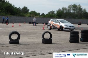 Policjantka w specjalistycznym samochodzie do kontroli poślizgów na torze doskonali technikę jazdy