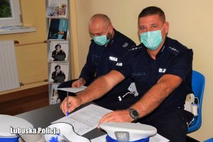 Policjanci wypełniają formularze i deklaracje przed oddaniem krwi