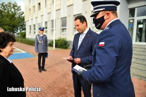 Policjanci oraz uczestnicy obchodów