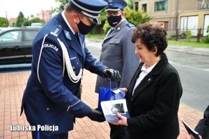 Policjanci oraz uczestnicy obchodów