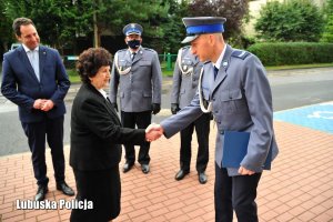 Policjant i uczestnicy uroczystości