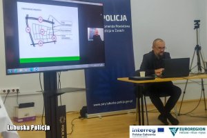 wystąpienie prelegenta podczas konferencji