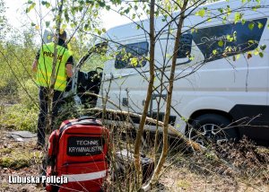 policjant prowadzi oględziny pojazdu