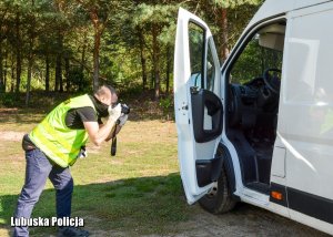 policjant prowadzi oględziny pojazdu