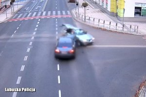 zderzające się na skrzyżowaniu pojazdy