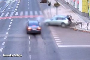 zderzające się na skrzyżowaniu pojazdy