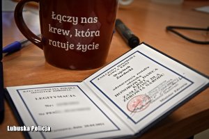 kubek i książeczka honorowego dawcy krwi