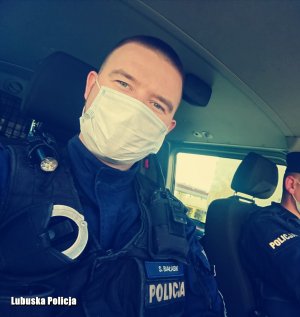 policjanci w radiowozie