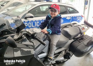 chłopczyk na motocyklu