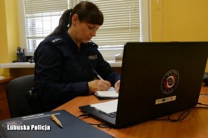 policjantka sporządza dokumentację