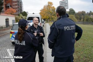 polscy i niemieccy policjanci rozmawiają