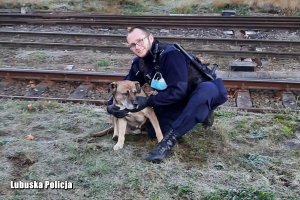 policjant i uratowany pies