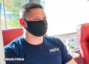 Policjant podczas oddawania krwi w krwiobusie.