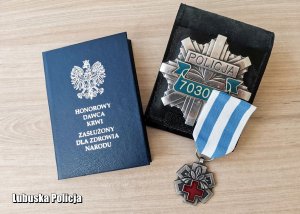 Policyjna książeczka dawcy krwi i medal.