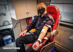 Policjant podczas oddawania krwi.