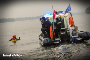 policjanci na łodzi ratują tonącego mężczyznę