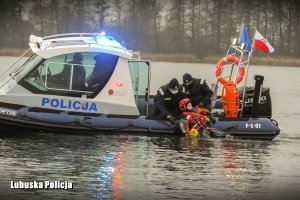 policjanci na łodzi ratują tonącego mężczyznę