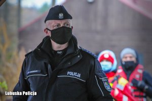 policjant i strażacy w tle