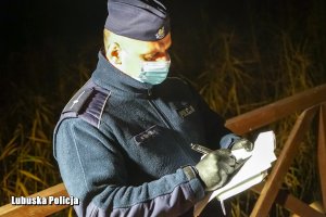 policjant sporządza dokumentację