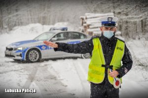 Policjant ruchu drogowego daje znak do zatrzymania