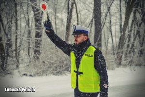 Policjant ruchu drogowego daje sygnał do zatrzymania