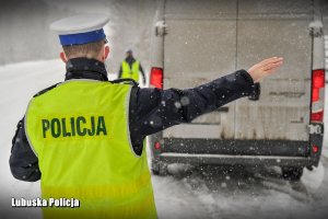 Policjanci ruchu drogowego podczas kontroli busa