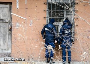 Policjanci sprawdzają pustostany, w których mogą przebywać osoby bezdomne.