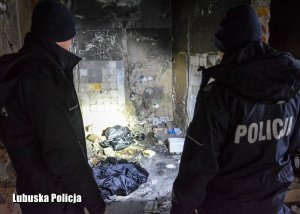 Policjanci sprawdzają pustostany, w których mogą przebywać osoby bezdomne.